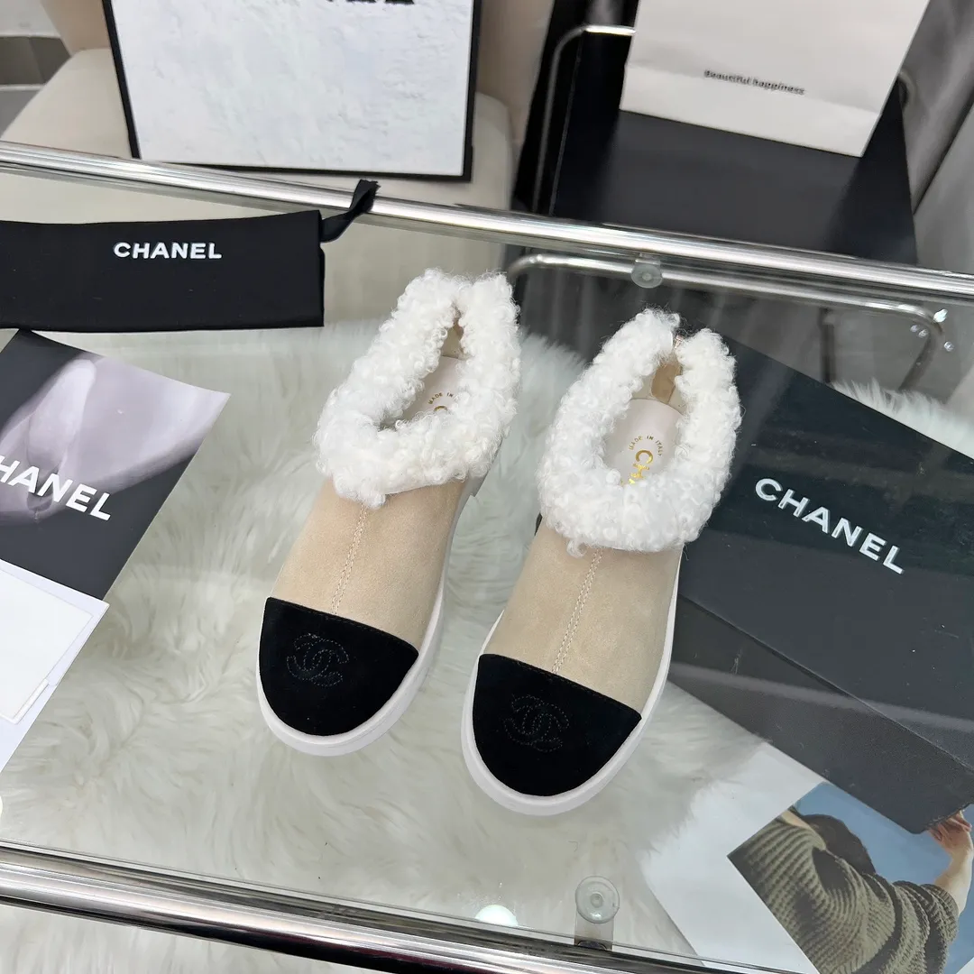 👟👟Ex-factory price 540👟👟 High version of Chanel CHANEL, 🌞🌞🌞Xiaoxiang’s latest 2025 autumn and winter short boots, a must-have item for this autumn and winter season! ! Ms. Chanel loves simple yet irresistible combinations to show her unique style. Mix and match freely to shine⚡Follow Grandma’s fashion steps! ! ! The top-notch craftsmanship and texture are perfectly presented. No matter any details, you can compare them with the counters. The best quality products can be entered and exited from the counters at will! ! ❶Material: imported cowhide/cow suede/wool ❷Lining: sheepskin lining ❸Feet: sheepskin ❹Outsole: original molded sole ❺Heel height: 3cm ❻Number of yards: 35-40 (40 and 41 are customized and non-refundable)